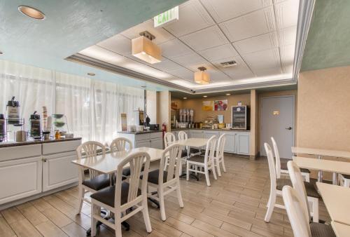 Shared lounge/TV area, Boca By The Sea Hotel in Boca Raton (FL)