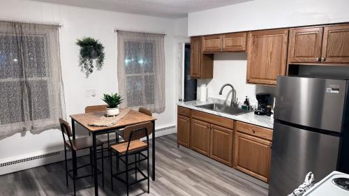Bachi - Cozy 3BR Apt with Parking, Desk & Fast WiFi near Yale, Quinnipiac, SCSU & Hospitals in 哈姆登