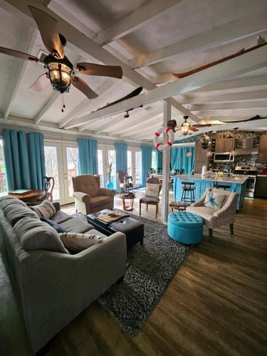 Jalayne's cottage on the Cove in Лейк-Даллас