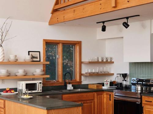 Private Chalet with Fire Pit Deck and Large Yard in รอสโค(นิวยอร์ก)