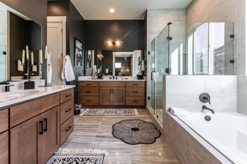 Western Mountain Getaway! Exquisite Meet Elegance! - image 13