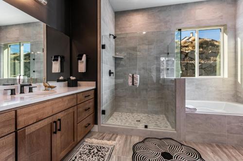 Western Mountain Getaway! Exquisite Meet Elegance! - image 3
