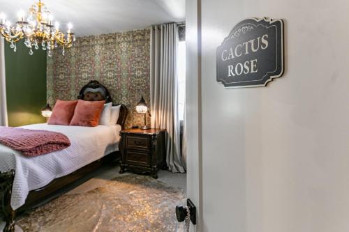 Western Mountain Getaway! Exquisite Meet Elegance! - image 6
