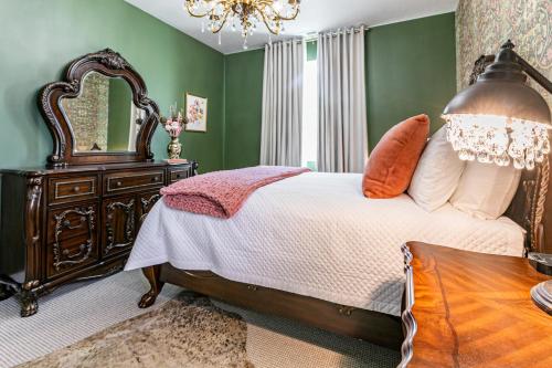 Western Mountain Getaway! Exquisite Meet Elegance! - image 5
