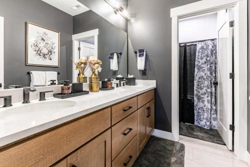 Western Mountain Getaway! Exquisite Meet Elegance! - image 9