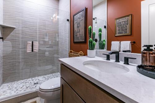 Western Mountain Getaway! Exquisite Meet Elegance! - image 11