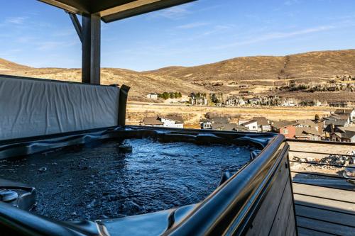 Western Mountain Getaway! Exquisite Meet Elegance! - image 12