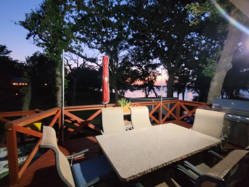 Jalayne's cottage on the Cove in Лейк-Даллас