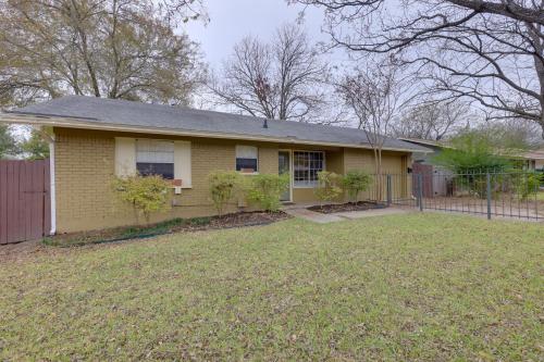 6 Mi to Dtwn Austin: Home w/ Screened Porch & Yard in Glenbrook