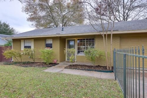 6 Mi to Dtwn Austin: Home w/ Screened Porch & Yard in Glenbrook