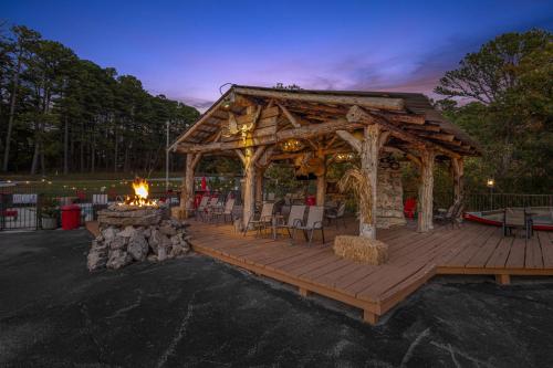 Stonegate Lodge King Bed, WIFI, 50in Roku TV, Salt Water Pool Room #107 in Eureka Springs, USA