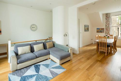 Elegant 4-Bed Islington Home with Garden - image 3