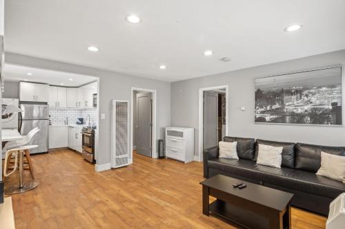 Walk to Venice Beach • Workspace • In-Unit Laundry