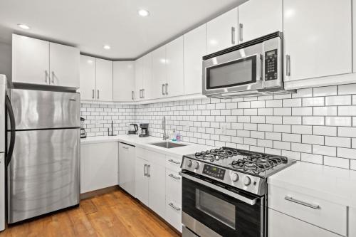 Walk to Venice Beach • Workspace • In-Unit Laundry