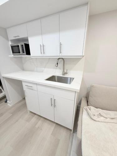 Studio Basement Suite with Sofa Bed and kitchen, Entrance from Garage -Sleeps 2 in 米爾頓