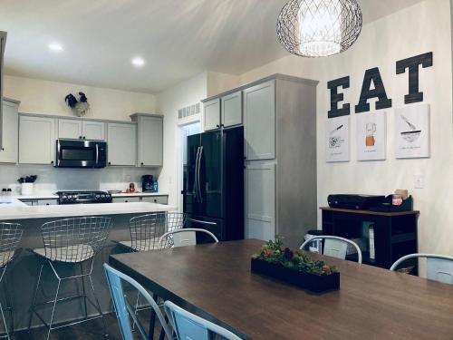 4 Bedroom Home Lake Geneva - image 7