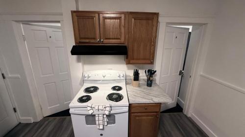 廚房, Bachi - Private Room 3 with Parking, Desk & Fast WiFi near Yale, Quinnipiac, SCSU & Hospitals in 哈姆登