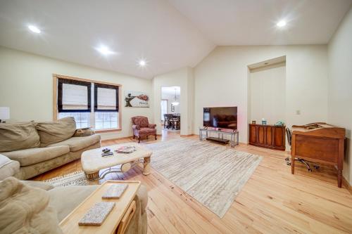 Family & Pet Friendly! 7-Acre Escape in Jefferson in Austinburg (OH)