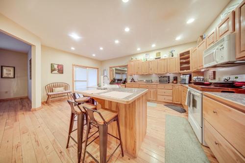 Family & Pet Friendly! 7-Acre Escape in Jefferson in Austinburg (OH)