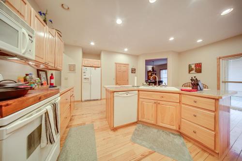 Family & Pet Friendly! 7-Acre Escape in Jefferson in Austinburg (OH)