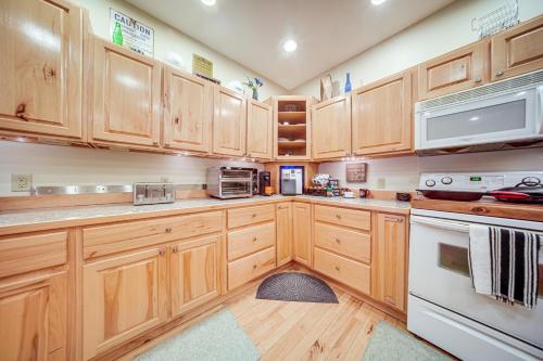 Family & Pet Friendly! 7-Acre Escape in Jefferson in Austinburg (OH)