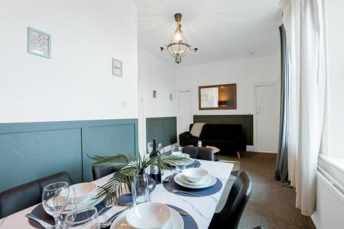 Facilities, Very Spacious 3br House With Parking near City Centre, Sleeps 8, by URBAN PINNACLE STAYS in Benwell and Scotswood