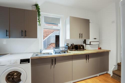 Facilities, Very Spacious 3br House With Parking near City Centre, Sleeps 8, by URBAN PINNACLE STAYS in Benwell and Scotswood