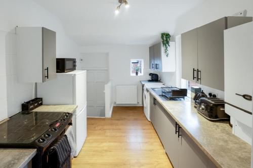 Facilities, Very Spacious 3br House With Parking near City Centre, Sleeps 8, by URBAN PINNACLE STAYS in Benwell and Scotswood