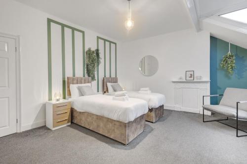 Very Spacious 3br House With Parking near City Centre, Sleeps 8, by URBAN PINNACLE STAYS in Benwell and Scotswood