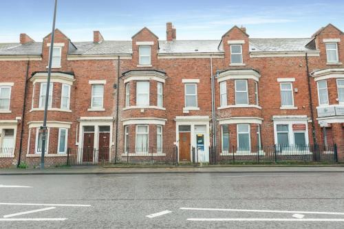 Exterior view, Very Spacious 3br House With Parking near City Centre, Sleeps 8, by URBAN PINNACLE STAYS in Benwell and Scotswood