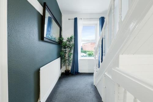 Very Spacious 3br House With Parking near City Centre, Sleeps 8, by URBAN PINNACLE STAYS in Benwell and Scotswood