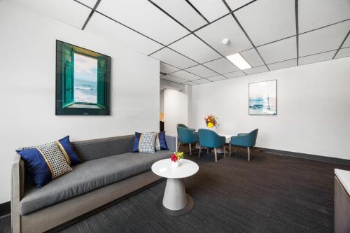 Cosmo on Bank in Adelaida