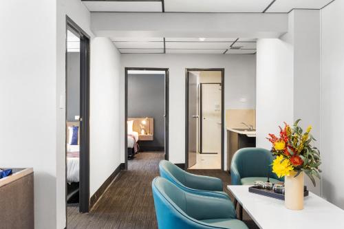 Cosmo on Bank in Adelaida