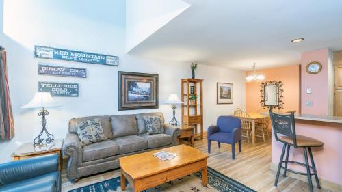 Cimarron Lodge 27 by AvantStay Ski-InSki-Out Property in Complex w Two Hot Tubs Permit10026 in Telluride, USA
