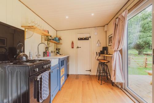 virtuve, The Hideaway at Hidden Wood Glamping in Chapmanslade