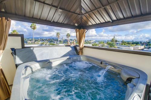 Park Blvd Paradise 303 - King Bed with a Private Spa in San Diego, USA