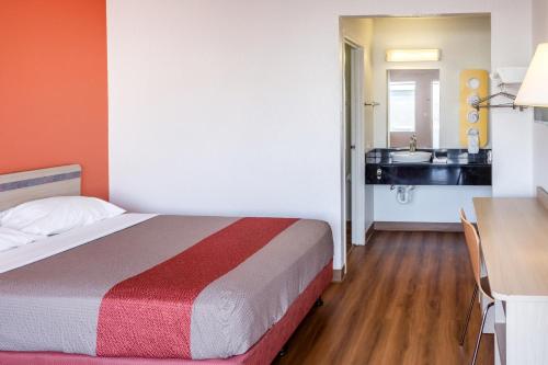 Motel 6-Bakersfield CA - Convention Center - image 3