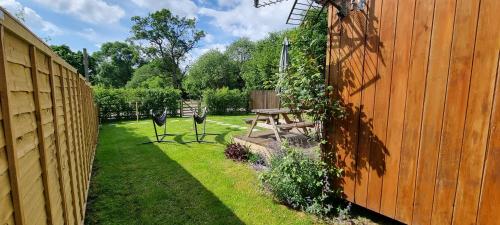 Dārzs, The Hideaway at Hidden Wood Glamping in Chapmanslade