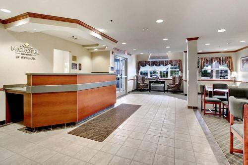 לובי, Microtel Inn & Suites by Wyndham Bridgeport in ברידג'פורט(דבליו וי)