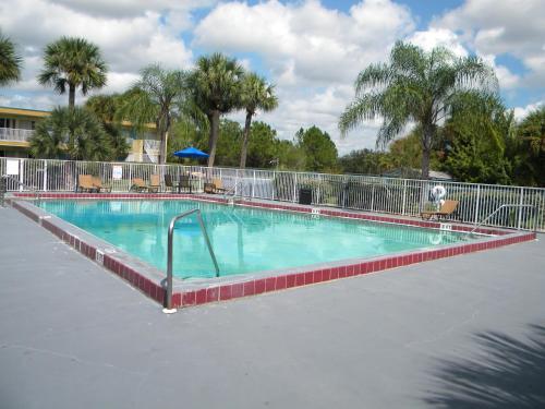 Days Inn by Wyndham Daytona Beach Speedway image 27