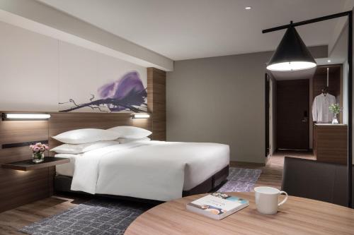 Deluxe King Room with Sofa Bed and Lake View