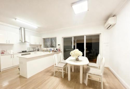 Kitchen, Burwood Family Guest Home near Angelo's on the Bay