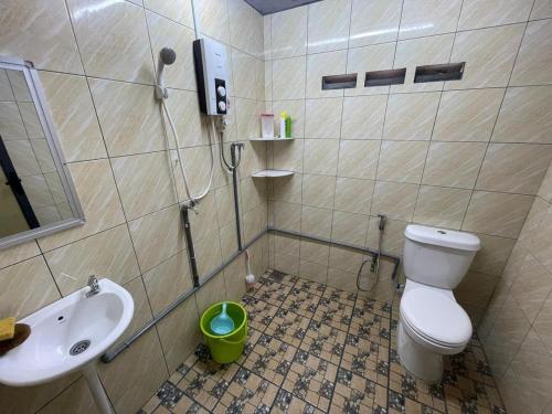 Bathroom, KAK YAH HOMESTAY GUNUNG LEDANG in Tangkak