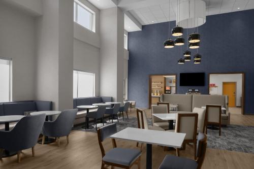 Hampton Inn & Suites by Hilton Long Island Farmingdale - image 11