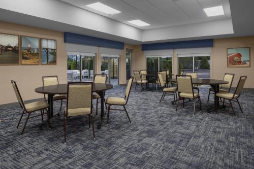 Hampton Inn & Suites by Hilton Long Island Farmingdale - image 9