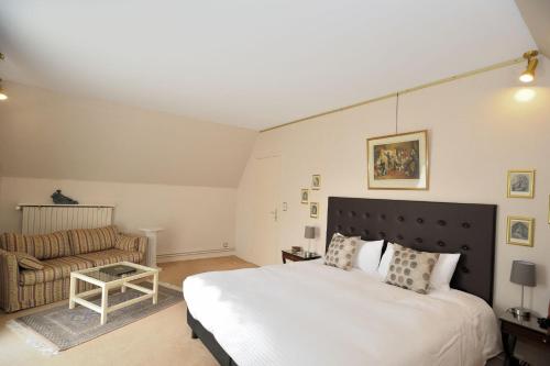 1 king bed, 1 queen bed, 1 sofa bed