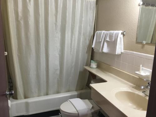 Best Value Inn Motel Sandusky - 화장실
