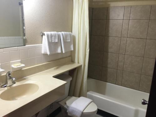 Best Value Inn Motel Sandusky - 화장실