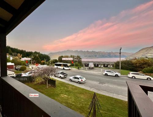 Red Peaks - Spacious stylish house with lake views - image 2
