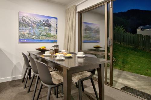 Red Peaks - Spacious stylish house with lake views - image 12